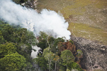 Human induced fires that are unchecked are destroying extensive areas of vegetation on the Gran Sabana conservation,conservation issue,conservation issues,beauty,nature,tranquil,scene,fire,fires,smoke,trees,forest,wood,Gran Sabana,destroy,destroying,destroyed,destruction,unchecked,wild,wild fire,path,a
