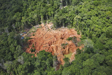 Miners use hydraulic techniques to mine gold deposits blasting soil with powerful jets of water, causing chemical pollution conservation,conservation issue,conservation issues,skill,danger,routine,technique,techniques,mine,mines,mining,gold mine,deposits,blast,blasting,soil,erosion,forest,forests,rainforest,rainforests,tre